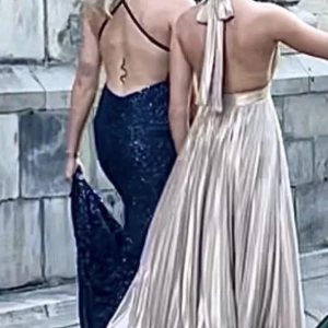 Guldig balklänning  - Säljer nu min super fina balklänning då den inte kommer till användning nu efter studenten🥰  Storlek S och passar både mindre och större då den är stretchig i materialet🫶🏻 Nypris 1499kr  Mitt pris 800kr🌸