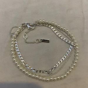 Armband pilgrim  - Jätte fint armband från pilgrim som jag fick i present, hade redan en tyvärr så denna är aldrig använd.😊 nypris 350-399. 