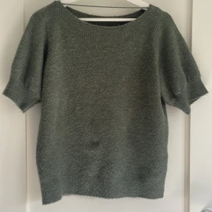 Stickad T-shirt  - En mörk grön stickad T-shirt storlek s  från Vero Moda.I fint skick,men används inte.