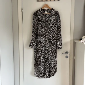 Skjortklänning från H&M - Skjortklänning från H&M i leopardmönster. Stl XS
