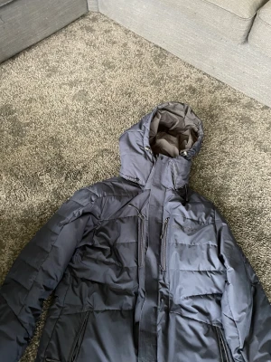 Peakperformance jacka storlek m skicka 9/10 - Säljer min peakperfomance jacka eftersom jag knappt aldrig använt den. Jackan är i fint skick och alla dragkedjor funkar som dom ska 