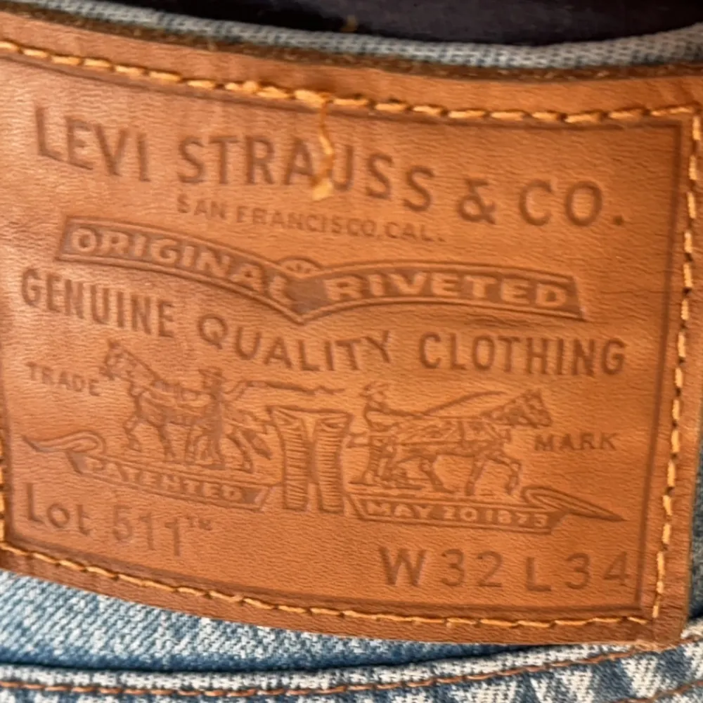 Ett par Levis 511 slim i storlek 32/34. Inköpta för 1100kr i höstas. Inte använda så mycket bara ett par gånger, inga defekter.. Jeans & Byxor.