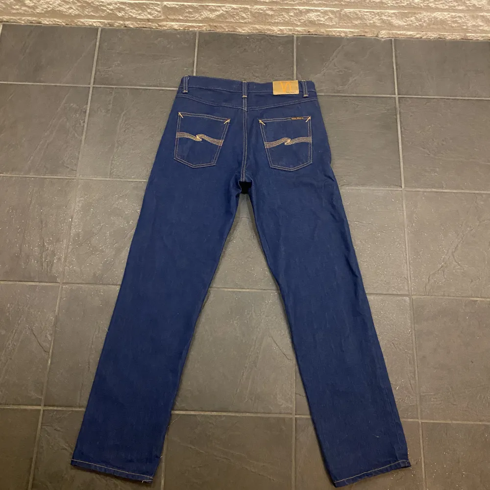 Säljer oanvända Nudie Rad Rufus Dry 70s Blue Jeans i storlek W30 L32  Nypris 1299kr. Jeans & Byxor.