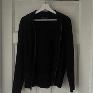 Zip tröja/overshirt - Säljer nu en zip tröja med krage (overshirt) från lagency. Jätte bra skick med stadig krage