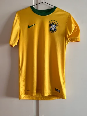 Brasilien tröja - Brasilien tröja, är lite noppig men det syns knappt. DMa för bilder. 