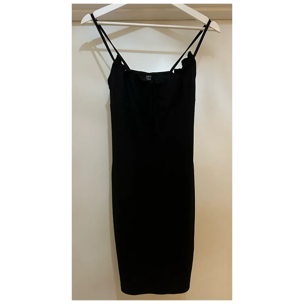 • Svart ribbad klänning från Shein • Storlek 36/ S • Nyskick (Endast testad) • 80kr + frakt ❗️Köparen står för frakt❗️. Klänningar.