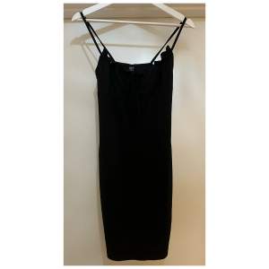 • Svart ribbad klänning från Shein • Storlek 36/ S • Nyskick (Endast testad) • 80kr + frakt ❗️Köparen står för frakt❗️