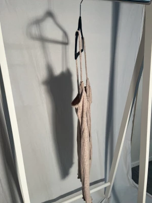 Skitsnygg klänning  - Skitsnygg klänning från pull and bear. Had ankring som kan anpassas till byst storlek samt storlek i banden över axlarna. Jag brukar styla den med boots och en snygg stickad tröja över (så det mer ser ut som en kjol) på vintern/hösten!