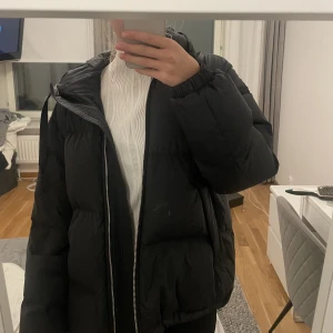 arket vinter jacka - säljer min arket vinterjacka som jag köpte förra vintern då jag köpt en ny, den är i jättebra skick och varsamt använd! köptes för 1900 säljer för 1500 men pris kan diskuteras!🫶🏼