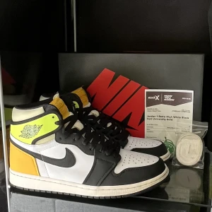 Jordan 1 high volt gold - 🍀Jordan 1 high volt gold 🍀 ⚡️Storlek 42,5⚡️ 🔥Perfekt skick 🔥 📦Kan fraktas eller mötas upp i Stockholm 📦 🌸Skickar gärna fler bilder eller svarar på frågor 🌸 ⭐️Eftertraktad och populär modell ⭐️ 🦋Pris kan diskuteras vid snabb affär 🦋