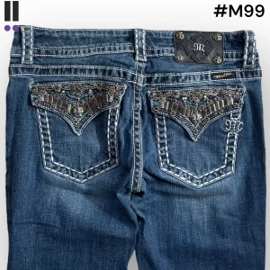 M99 lågmidjade bootcut missme jeans  - MissMe jeans i model Boot 💜 Tag 30W 💜Midja (rakt över) 38cm 💜 Innerben 82cm 💜 Ytterben 107cm 💜 Benöppning 21cm 💜 Små hål på rumpan 💜Våra mått blir W=29, L=32 💜 Men jämför alltid måtten💜