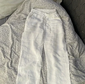 Lågmidjade linnebyxor - Chelsea - Säljer dessa lågmidjade linnebyxor från Chelsea. De är i använt skick o väldigt nertrampade. Därav priset. Köptes för 500 säljer för 150.