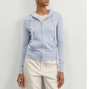 Soft goat zipper - Säljer min fina soft goat tröja då den inte kommer till användning längre, köpt i butik för 2 495kr. Tyvärr har en ett litet hål längst ut vid armen och ett pytte litet hål i luvan därav priset. (Skriv privat för bild). Hör av er vid intresse!💕 