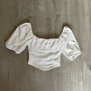 Vit topp strl 34 - Säljer denna fina topp i stl 34. Köpt från Gina tricot. Använd en gång 
