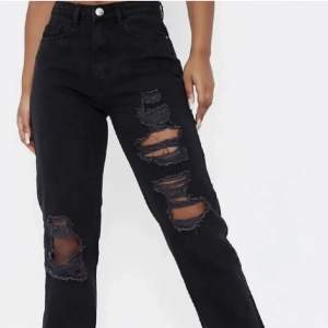 Svarta mom/boyfriend jeans med hål. Aldrig använda, prislapp kvar. Storlek M. Köpa för 350kr säljes för 150