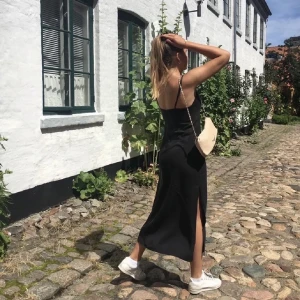 Zara långklänning  - Långklänning med slits i stl xs☀️
