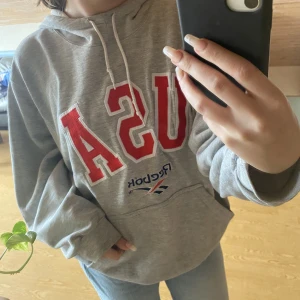 Grå Reebok hoodie  - Säljer denna jättefina Reebok hoodie med lite vintage vibe eftersom att den är för stor för mig, den är använd men inte märkbart. I storlek m 💕