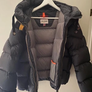 Parajumper  - de är en varm vinter jacka som jag användt en vinter 