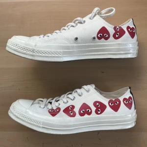 Comme Des Garçon Play x Converse skor - CDG Play x Converse All Star low  Väldigt bra skick, så gott som nya. Använda ett fåtal gånger på grund av fel storlek.   Färg: Off-white  Storlek: 43 