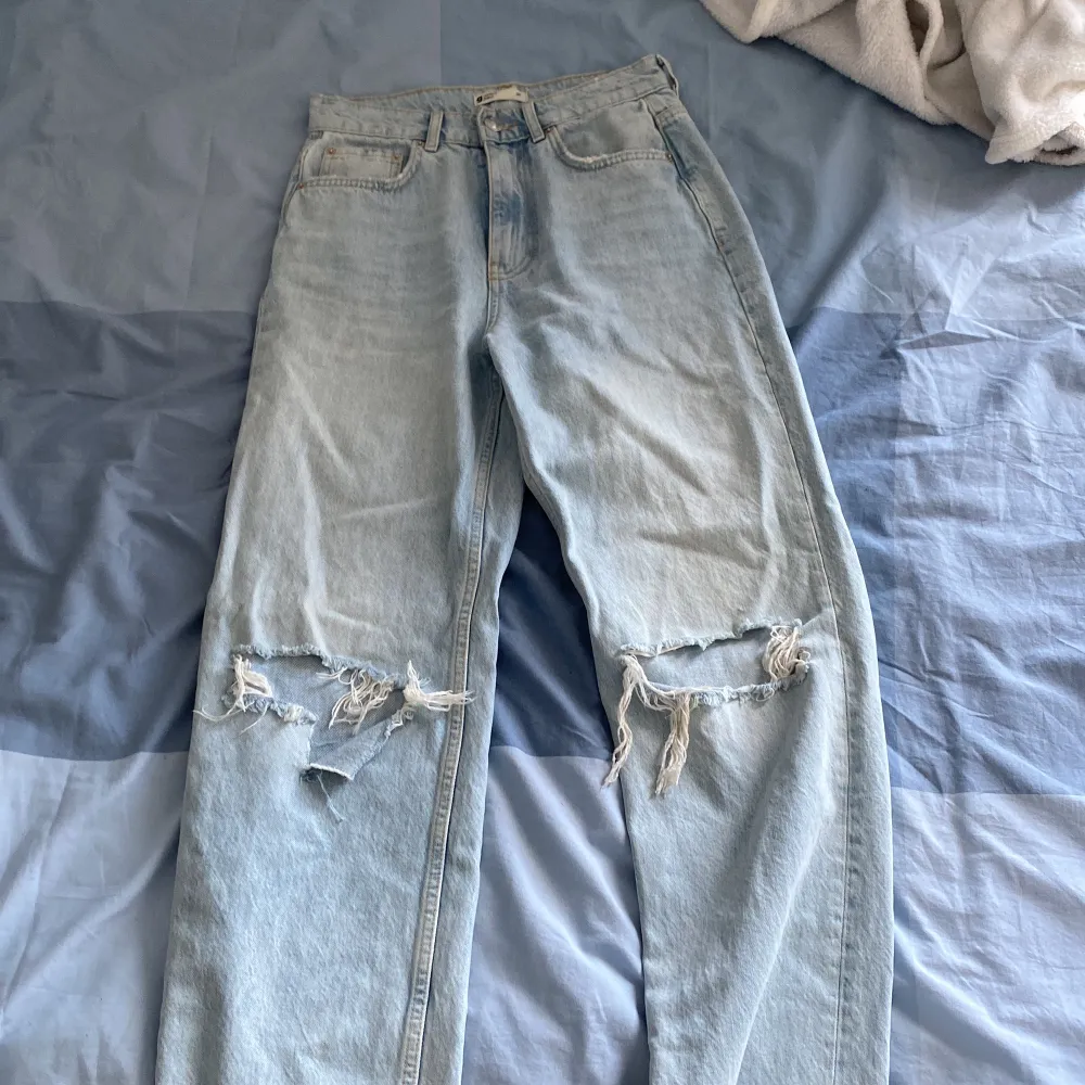 Säljer dessa jeans i storlek 36 då dom är för små på mig.  Använda men i nytt skick. Jeans & Byxor.