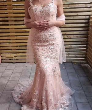 Klänning - Hej! Jag säljer mina två fina klänningar som endast har kommit till användning en gång under några timmar.   Första klänningen: Storlek - 34/36 Pris - 1200  Andra klänningen (med slits): Storlek - 34/36 Pris - 1200.