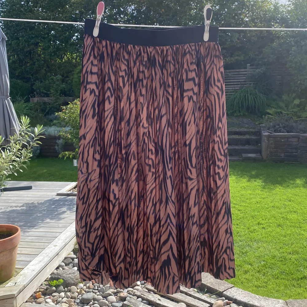 Brun/bronze zebramönstrad kjol i silke från JACQUELINE de YONG. Strl S. Jag är 163 och den går ner under mina knäskålar. . Kjolar.