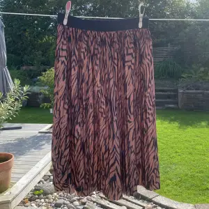 Brun/bronze zebramönstrad kjol i silke från JACQUELINE de YONG. Strl S. Jag är 163 och den går ner under mina knäskålar. 