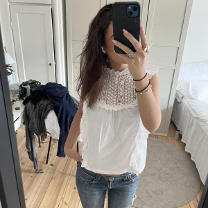 Topp  - Fin vit topp med mönster 