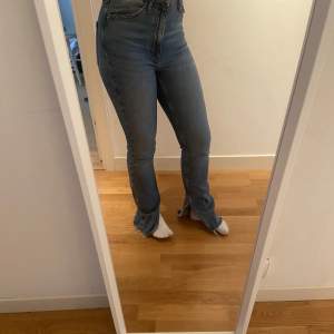 Säljer dessa jeans från zara då de inte används så mycket mer. De är bra använda men inget som syns så mycket. De är midwast och en mellan blå färg. Tvättar innan jag skickar