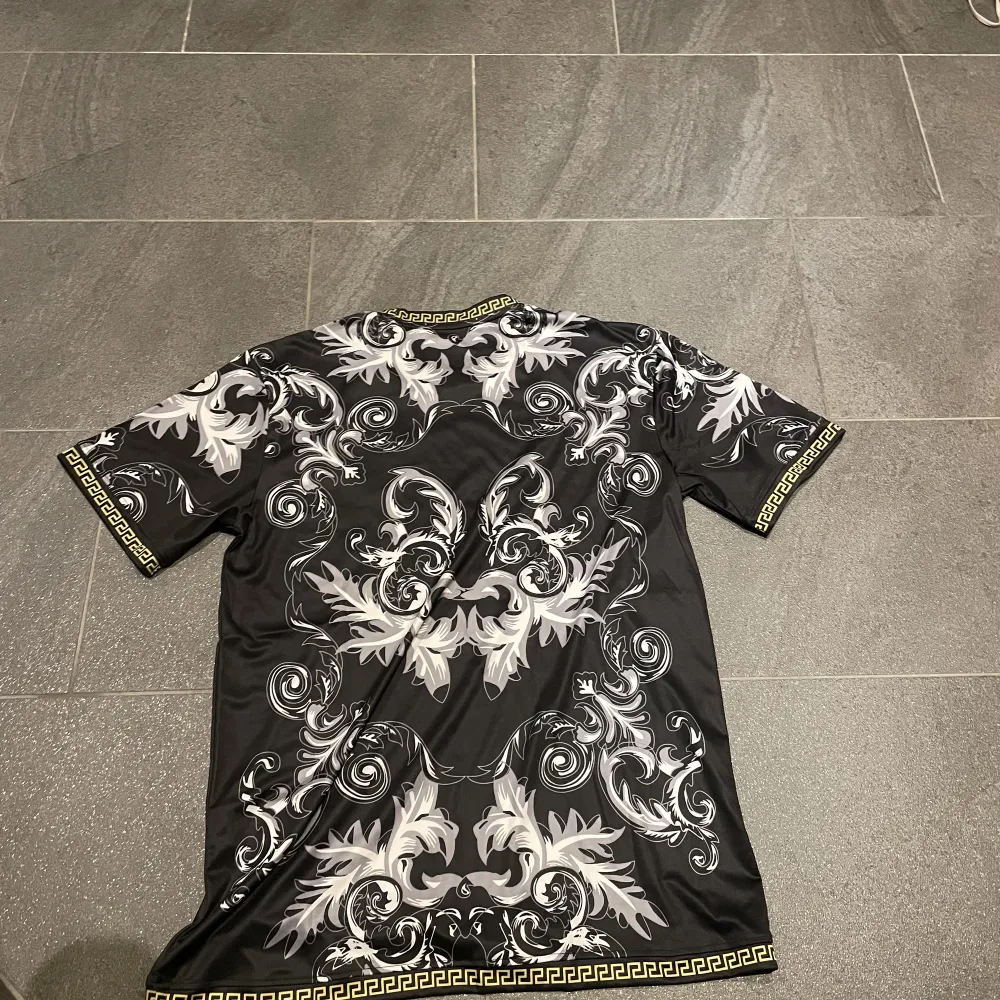 Tjena! Säljer min Italien Versace tröja som är riktigt fett!! Går nästan inte att hitta! Köpte den på en känd mysterishirt sida på insta miljoner och fick denna! Instan har äktighetscertefekering och skit även!. T-shirts.