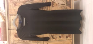 Svart Gant klänning midi Nyskick! Stl xs - Använd en gång. Svart midiklänning från Gant. Vringad 3/4 ärm. Sitter tight. Tricot i viscose och streth. Svårt att fotta svart men den är jättefin och va dyr i inköp.