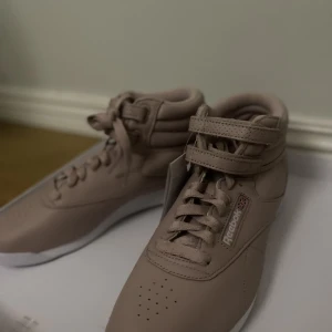 Reebok sneakers - Oanvändbara rosa Reebok sneakers. 
