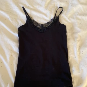 Spets linne - Säljer detta supersnygga linne från veromoda, har använt det cirka 2 gånger, köpt för 169kr! Hör av er vid frågor❣️