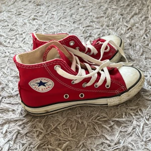 Converse - Ett par jättefina converse i ett bra skick går att tvätta