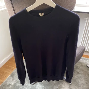 Stickad tröja från arket 100%merinoull - Tja! Säljer en stickad tröja från arket i 100% merinoull, tröjan är använd! S men passar Xs