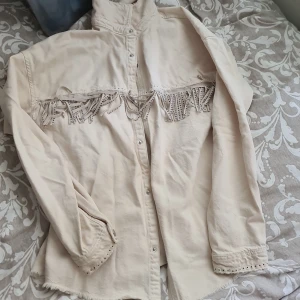 Jeans jacka - En beige jeans jacka/kofta från zara i stl 164 andvänd fåtal gånger köpt för 599kr