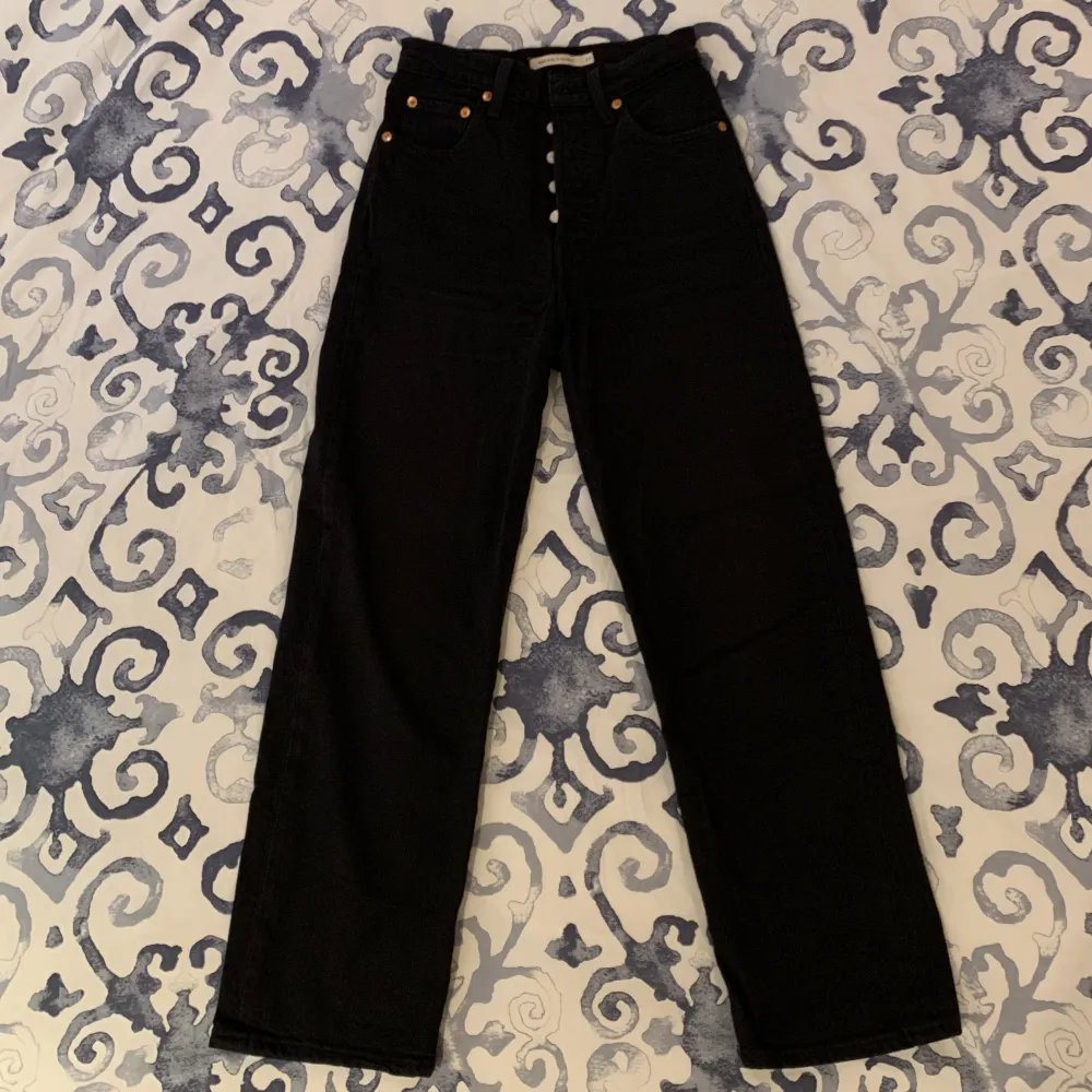 Svarta Levi’s jeans i modellen ”ribcage straight”. Byxorna är i mycket bra skick👌Waist 24, Leg 27 . Jeans & Byxor.