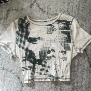 T shirt från H&M - T shirt från H&M nyskick, använd gärna köp nu <3