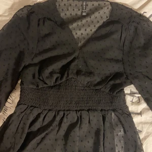 Blus  - Jättesöt svart blus. Säljer likadan i vit🌸🌸