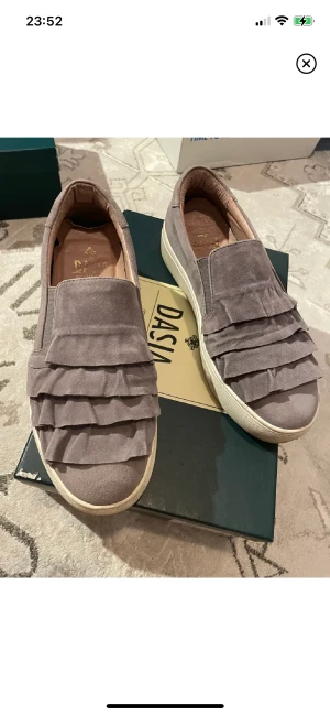 Dasia - Köpte dessa skor och har bara använt dom ett fåtal gånger. Nypris 1000kr mitt pris 300kr. Skick 10/10