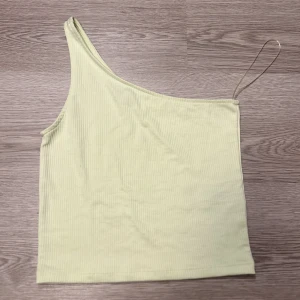 One shoulder topp - Söt topp från Gina i en lugn neon grön färg! Nästan aldrig använd. Köp via köp nu och få gratis frakt i 7 dagar 🩵🤍