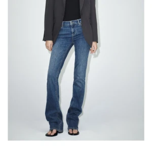 Zara jeans lågmidja - Lågmidjade zara jeans. Helt oanvända då dom är för korta. KÖP INTE PÅ KÖP NU❗️