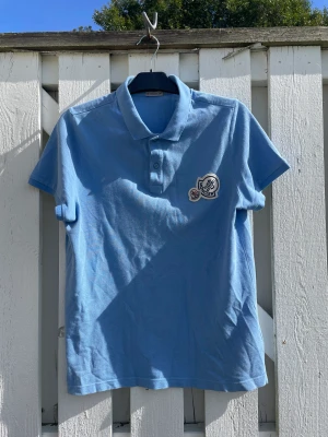 Moncler Dubbel logo Pike - Moncler Dubbel Logo Piké  - Size: M - Skick: 8/10