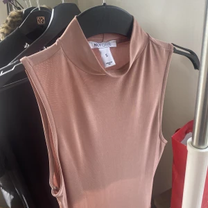 Klänning - Knälång tight klänning med scrunch bak, gammalrosa i färgen.