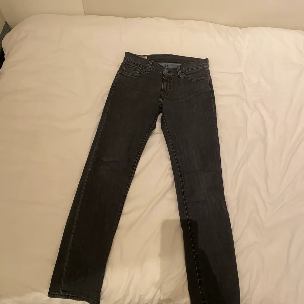 Gråa Levis jeans model 511 väldigt bra skick, slim fit. Trendiga just nu och nypris 1300kr. Jeans & Byxor.