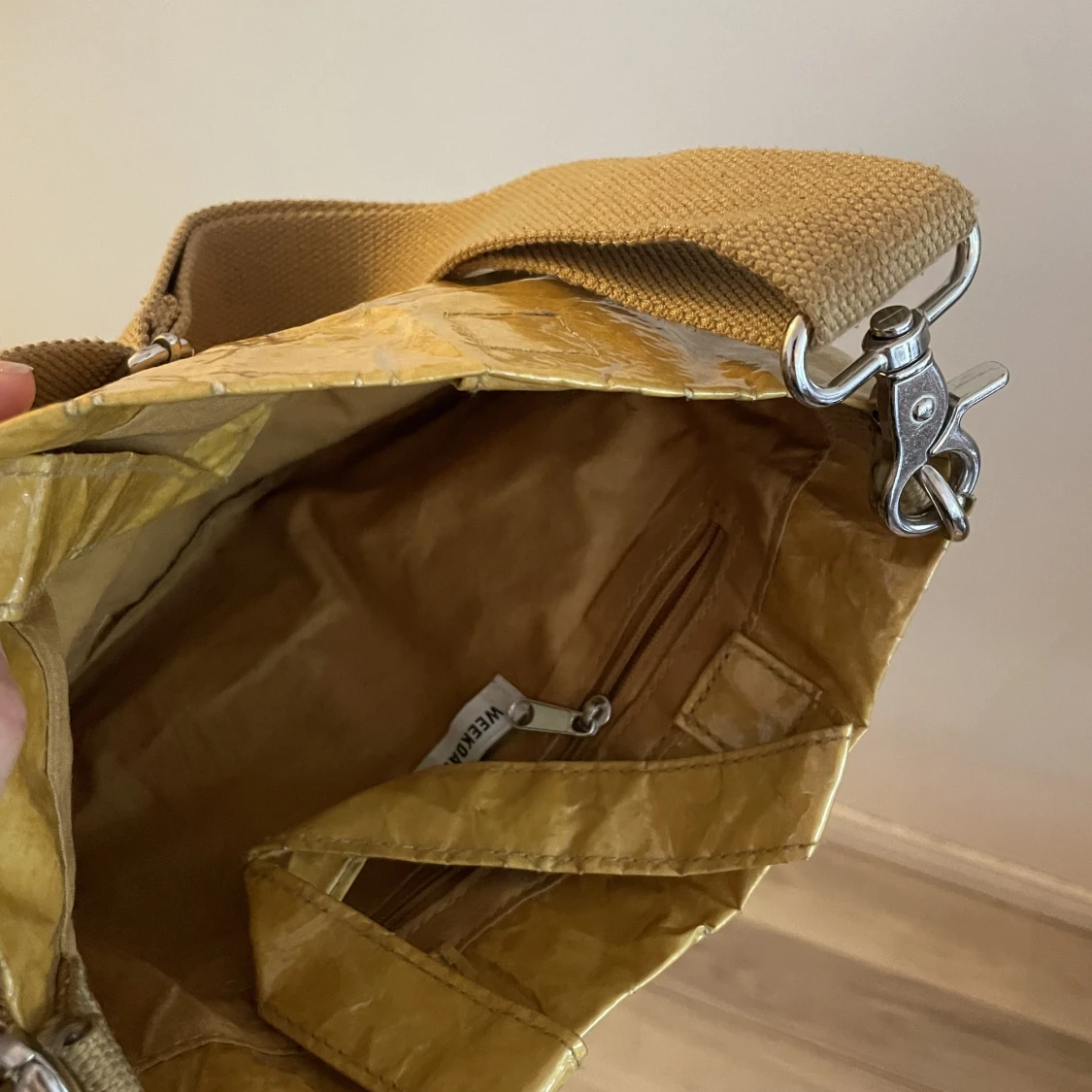 Senapsgul väska från Weekday  - 91