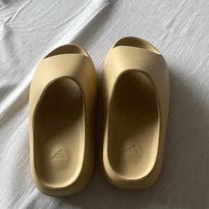 Yeezy slides  - De är använda 2 gånger då de inte passade.