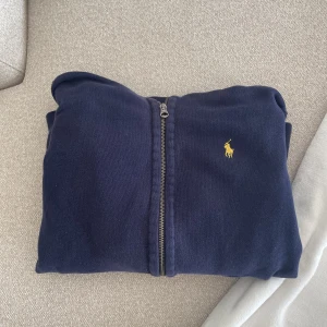 Ralph lauren zip-hoodie - Snygg hoodie av Ralph Lauren. Inga hål eller defekter. Storlek S.