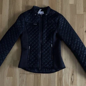 Vår Jacka  - Har använts men är på jättebra skick! Visar din form jättebra, jackan är väldigt stilig och skön. Perfekt för våren 🫶🏼