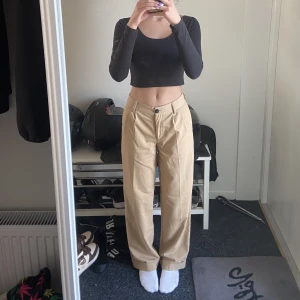midrise kostymbyxor - säljer dessa beiga kostymbyxor som är midwaisted! köpt secondhand men märket är topshop. har en fick-detalj där bak:) perfekt längd på mig som är 166. använd fåtal gånger, i bra skick! kolla gärna min profil för mer 💓